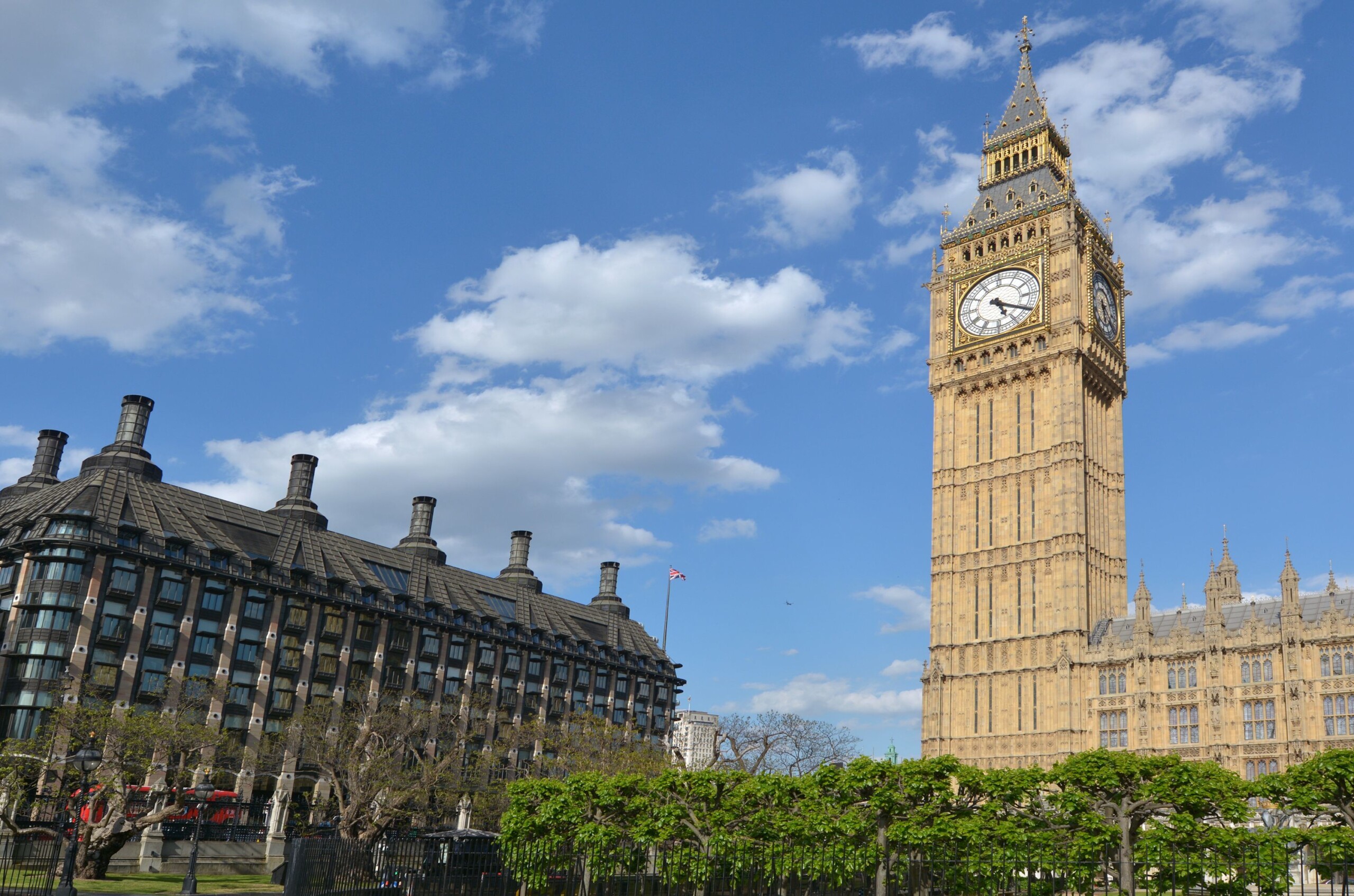 londres un homme avec un drapeau palestinien escalade big ben scaled